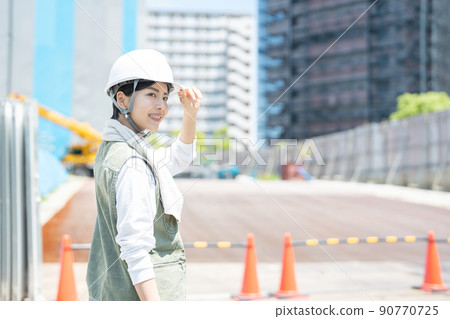 在建築工地工作的女工 90770725