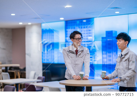 工程師一邊喝咖啡一邊說話 90772715