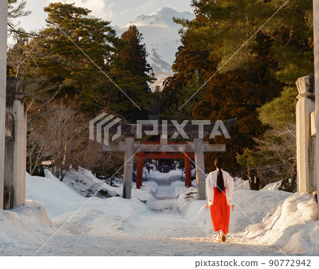 夕陽西下的神社巫女走在通往冬天的路上 90772942