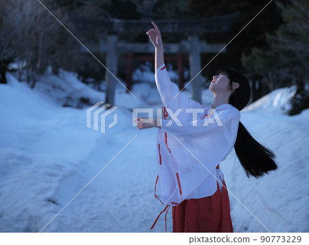 Fortune-teller who dances the spirit of the gods on the moonlit night in winter 90773229
