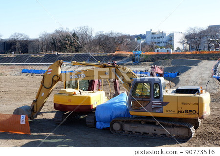 Hydraulic excavator placed at the construction site 90773516