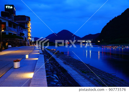 Nagara River atmosphere before the start of cormorant fishing approaching the darkness Nagara River atmosphere before the start of cormorant fishing approaching the darkness 90773576