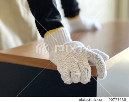 雙手帶著工作手套移動胸部 雙手帶著工作手套移動胸部 90773686