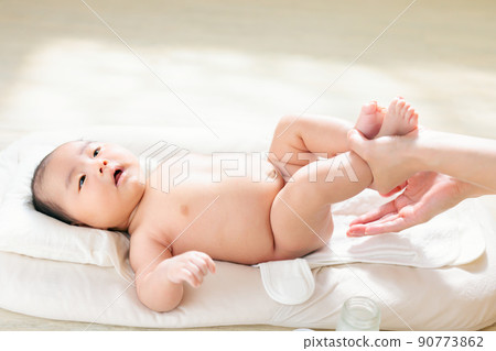 給寶寶臀部抹潤膚霜 馬油 凡士林 尿布疹 產後2個月尿布皮炎的對策 90773862