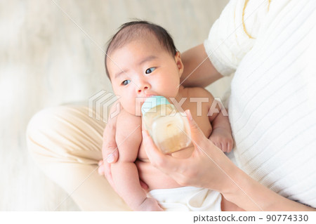 嬰兒喝牛奶 1 個月大的複制空間 90774330