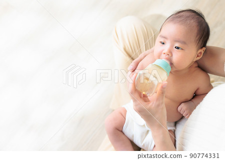嬰兒喝牛奶 1 個月大的複制空間 90774331