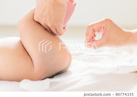 如何緩解嬰兒便秘 棉籤灌腸 肛門刺激 90774335