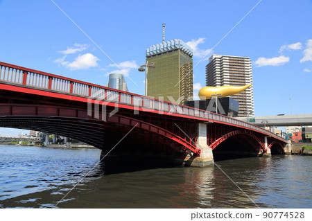 晴朗時，隅田川上的鮮紅色吾妻橋 90774528