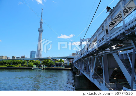 隅田川和東京晴空塔上的鐵路橋 90774530