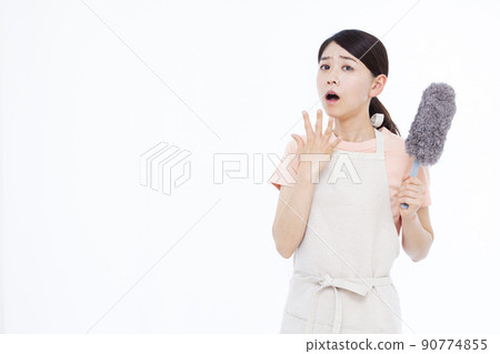 三十多歲的家庭主婦用方便的拖把打掃 90774855