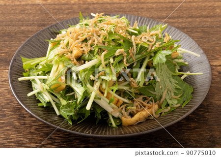 Mizuna and fried tofu salad 90775010