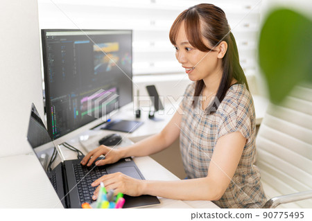 Video / Video Creator Female Laptop Video Marketing Promotional Activities 90775495