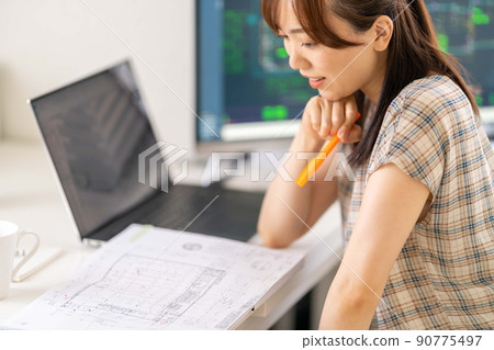 在家工作的年輕女性一流建築師計劃 90775497
