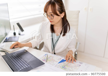 年輕女性工程師分析市場研究眼鏡 90775500