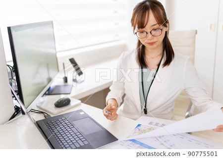 年輕女工程師貿易區分析營銷研究眼鏡 90775501