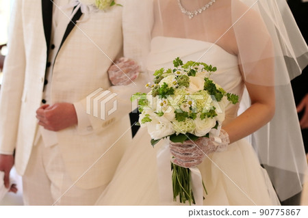 幸福的新娘和新郎在婚禮上 幸福的新娘和新郎在婚禮上 90775867