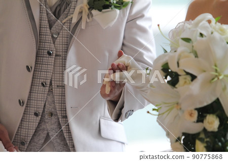 幸福的新娘和新郎在婚禮上 幸福的新娘和新郎在婚禮上 90775868