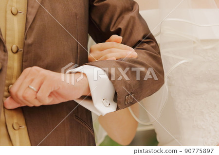 幸福的新娘和新郎在婚禮上 90775897