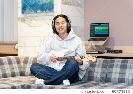 彈白色電吉他的年輕人 90775910