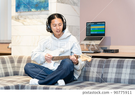 彈白色電吉他的年輕人 90775911