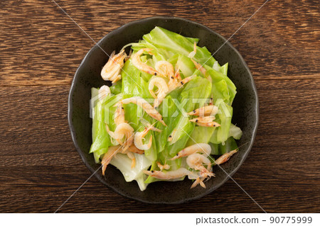 Stir-fried sakura shrimp and spring cabbage 90775999