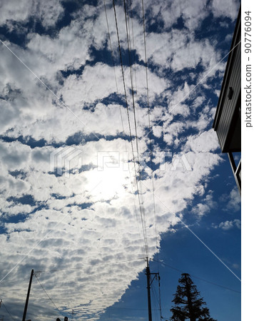 Clouds that spread when you look up Clouds that spread when you look up 90776094