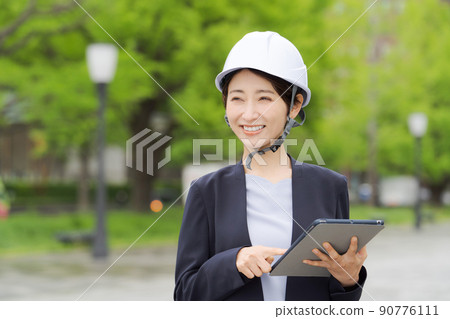 為戴頭盔的婦女工作 90776111
