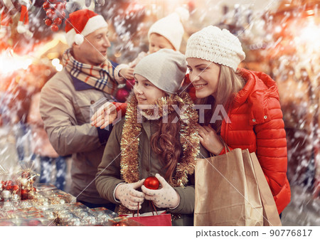 Woman and daughter at Christmas market Woman and daughter at Christmas market 90776817