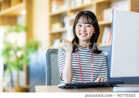 Female engineer work 90776885