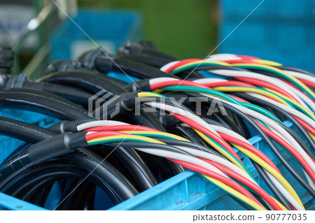 正在處理連接到機器的電線 90777035