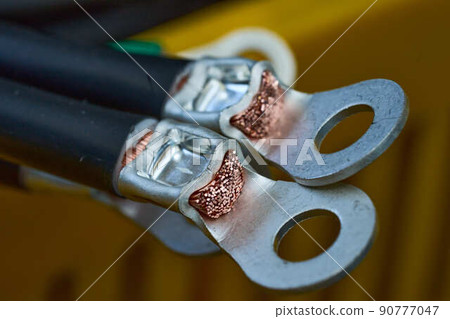 正在處理連接到機器的電線 90777047