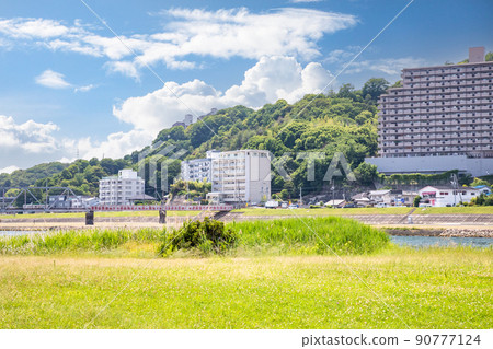 以古剎而聞名的三瀧寺所在的三瀧本町地區的風景。請有一個居住環境的形象與美麗的河山綠化。廣島 90777124