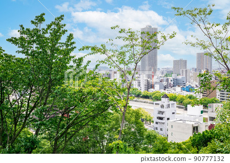 從羊山展望台可以看到市中心的銀山町八丁堀方向。可以看到大塔。廣島 從羊山展望台可以看到市中心的銀山町八丁堀方向。可以看到大塔。廣島 90777132