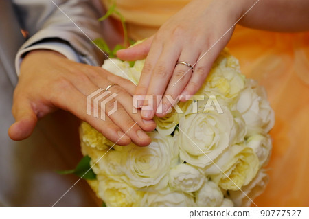 幸福的新娘和新郎結婚戒指和婚禮花束 幸福的新娘和新郎結婚戒指和婚禮花束 90777527