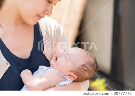 睡覺的嬰兒和母親 90777775