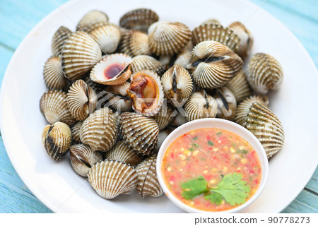 Cockles on white plate with seafood sauce on table background , Fresh raw shellfish blood cockle ocean gourmet seafood in the restaurant 90778273