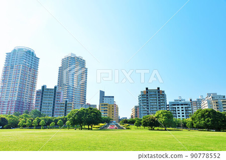 Mansion scenery from Makuhari Kaihin Park, Chiba Prefecture 90778552