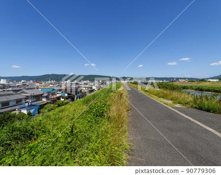 陽光明媚的南河內自行車道風景 90779306