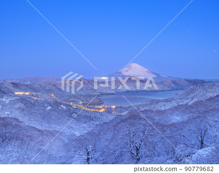 Hakone_Mt. Fuji and Lake Ashi with a spectacular snow scene Hakone_Mt. Fuji and Lake Ashi with a spectacular snow scene 90779682