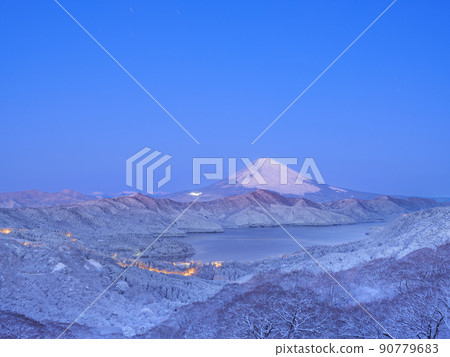 箱根_富士山和蘆之湖的壯觀雪景 箱根_富士山和蘆之湖的壯觀雪景 90779683