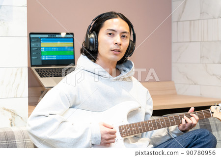 彈白色電吉他的年輕人 彈白色電吉他的年輕人 90780956