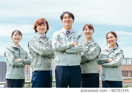 Smiley businessmen and businesswomen wearing work clothes (5 people, arms folded) 90781345