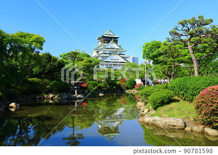 從日本庭園看到的大阪城天守閣 90781598