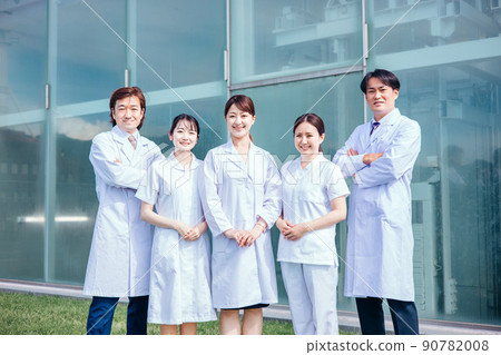 在醫院工作的穿著實驗室外套的男女(5人,醫生,護士) 在醫院工作的穿著實驗室外套的男女(5人,醫生,護士) 90782008