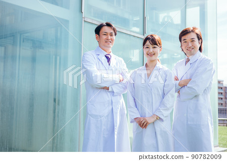 在醫院工作的穿實驗室外套的男女(3人,醫生,藥劑師) 在醫院工作的穿實驗室外套的男女(3人,醫生,藥劑師) 90782009