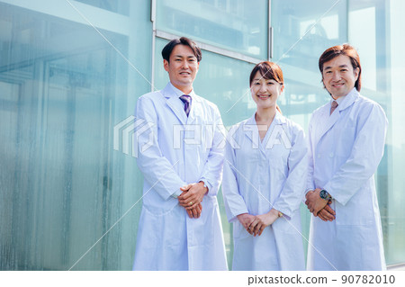 在醫院工作的穿實驗室外套的男女(3人,醫生,藥劑師) 在醫院工作的穿實驗室外套的男女(3人,醫生,藥劑師) 90782010