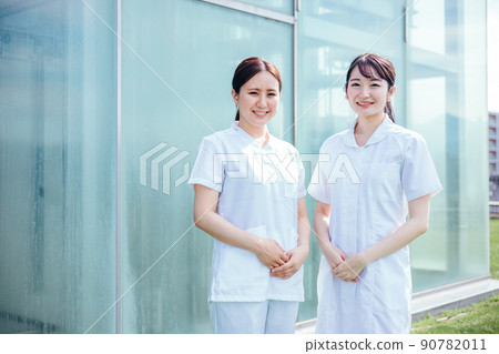 在醫院工作的穿著白大褂和護士服的亞洲女性(屋頂,2 人) 在醫院工作的穿著白大褂和護士服的亞洲女性(屋頂,2 人) 90782011