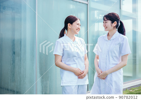 在醫院工作的穿著白大褂和護士服的亞洲女性（屋頂，2 人） 90782012