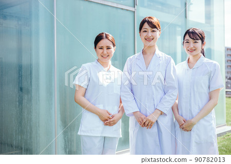 Asian women in white coats and nurse clothes working in hospitals (rooftop, 3 people) 90782013