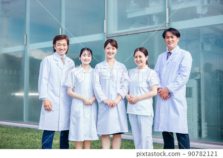 Men and women in lab coats working in hospitals (5 people, doctors, nurses) 90782121